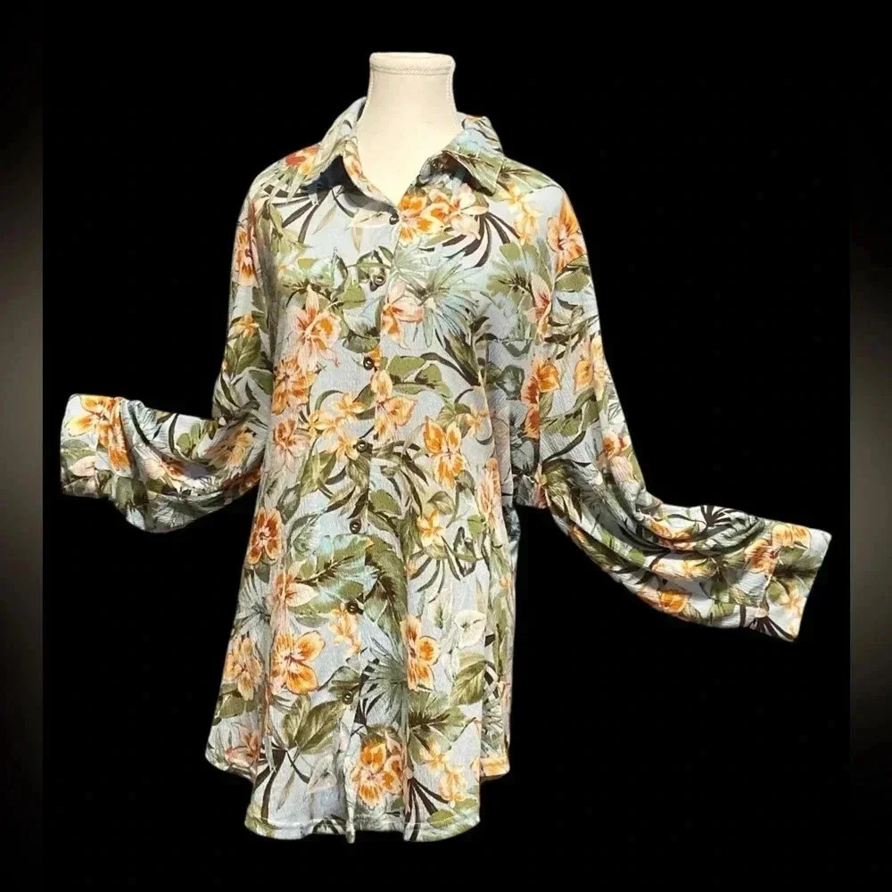 🌸Feminine button down floral top. Blue background with floral print 🌸
